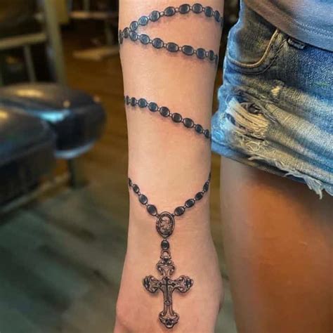 tatuaje rosario pequeo|95 Tatuajes de Rosarios católicos junto a su。